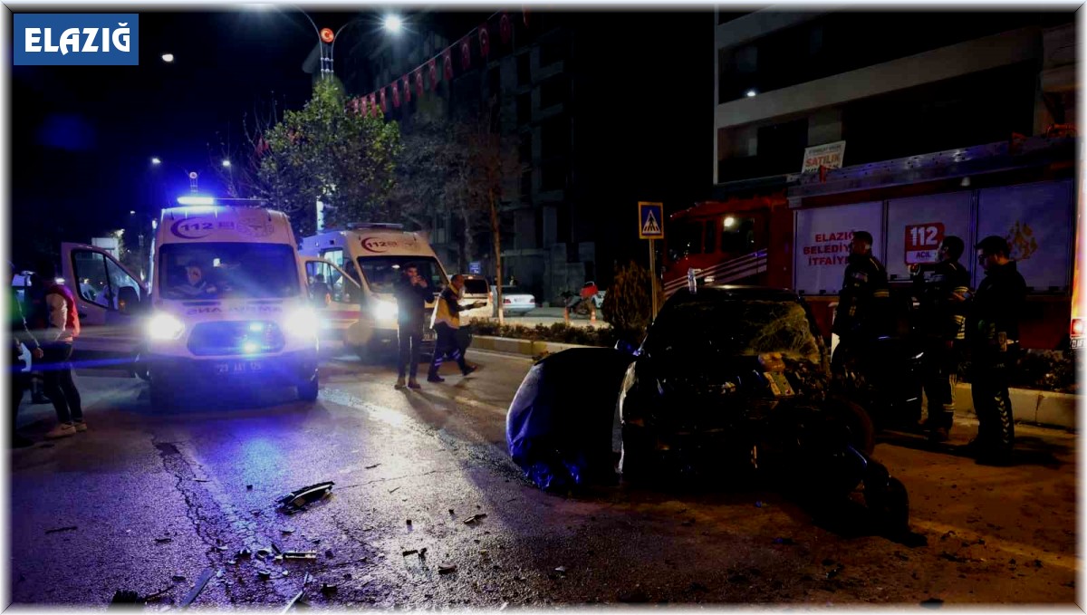 Elazığ'da ortalığın savaş alanına döndüğü kaza kamerada: 5 yaralı