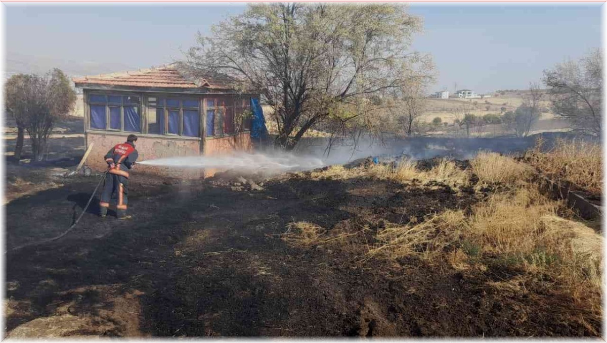 Elazığ'da ot yangını paniğe neden oldu