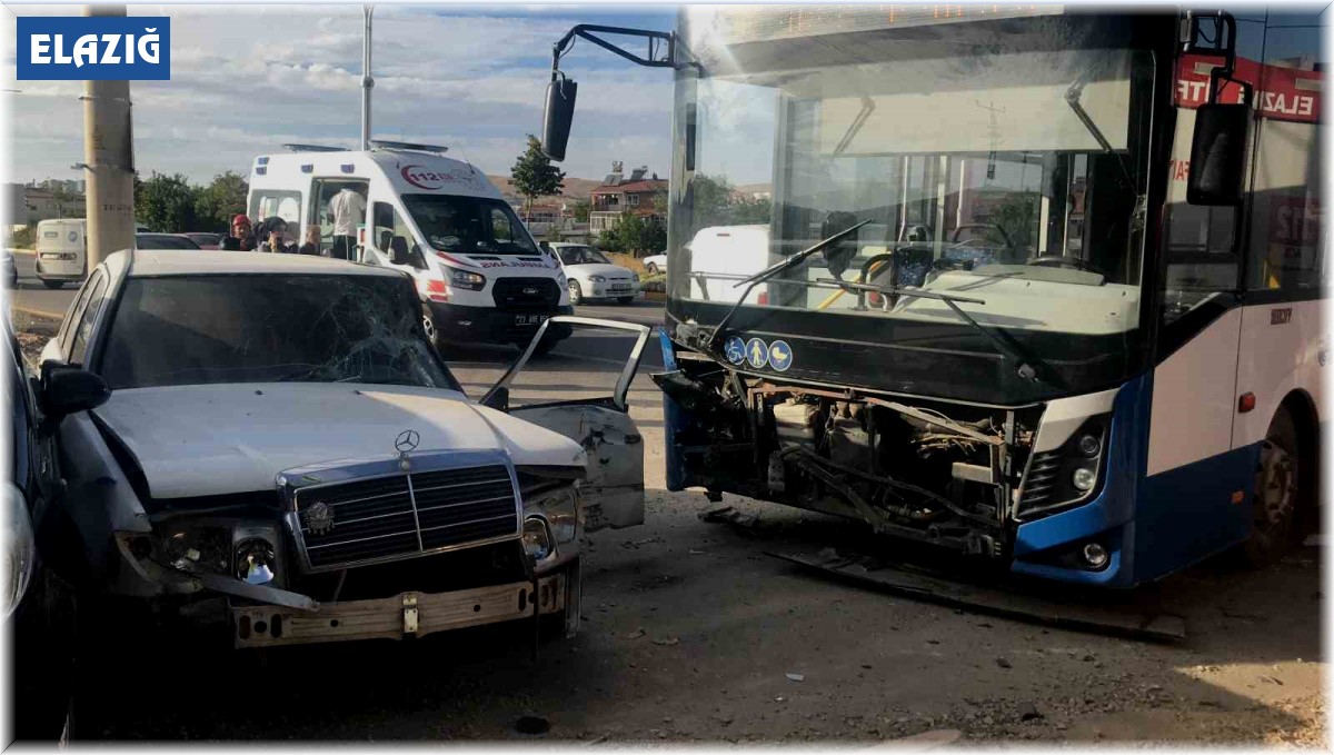 Elazığ'da otobüs 2 otomobile çarptı: 5 yaralı