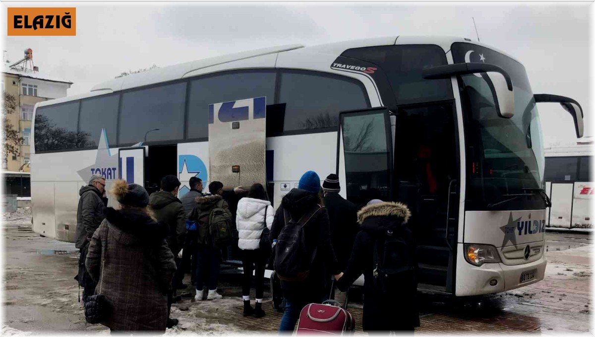 Elazığ'da otobüs seferlerinin açılmasıyla vatandaşlar otogara akın etti