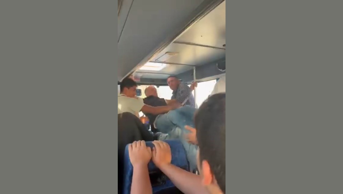 Elazığ'da otobüs şoförü ile yolcunun tekme tokatlı kavgası kamerada