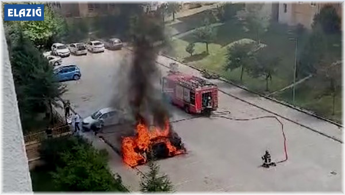 Elazığ'da otomobil alev alev yandı
