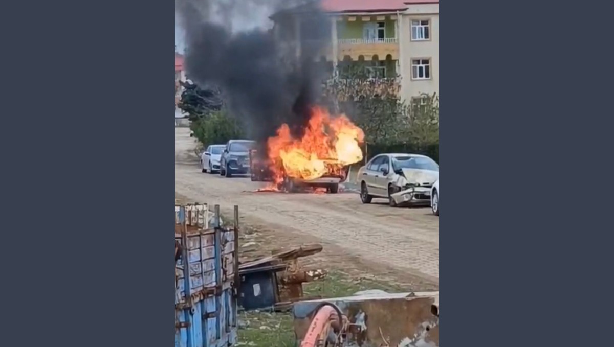 Elazığ'da otomobil alev alev yandı