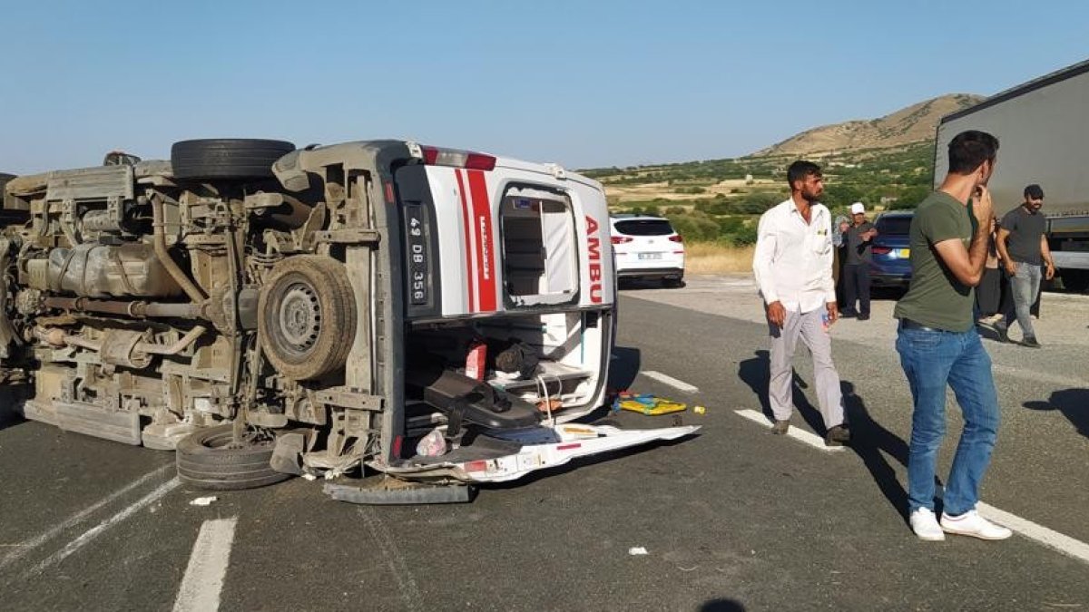 Elazığ'da otomobil ambulansa çarptı: 3 yaralı