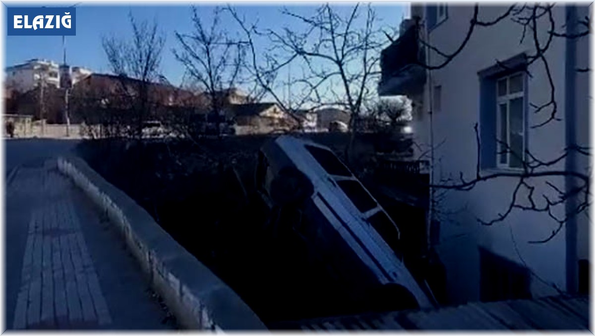 Elazığ'da otomobil apartman bahçesine uçtu
