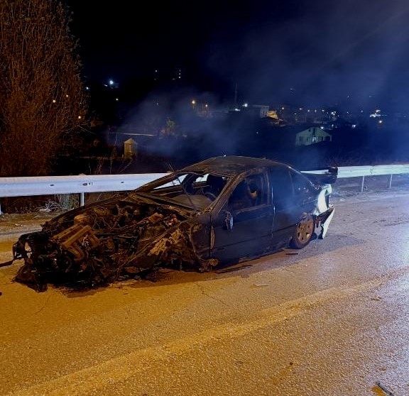 Elazığ'da otomobil aydınlatma direğine çarptı: 2 yaralı