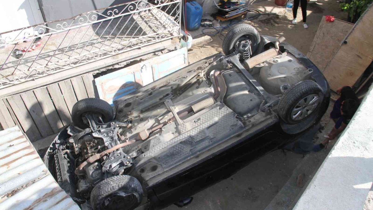 Elazığ'da otomobil bahçeye uçup ters döndü: 4 yaralı