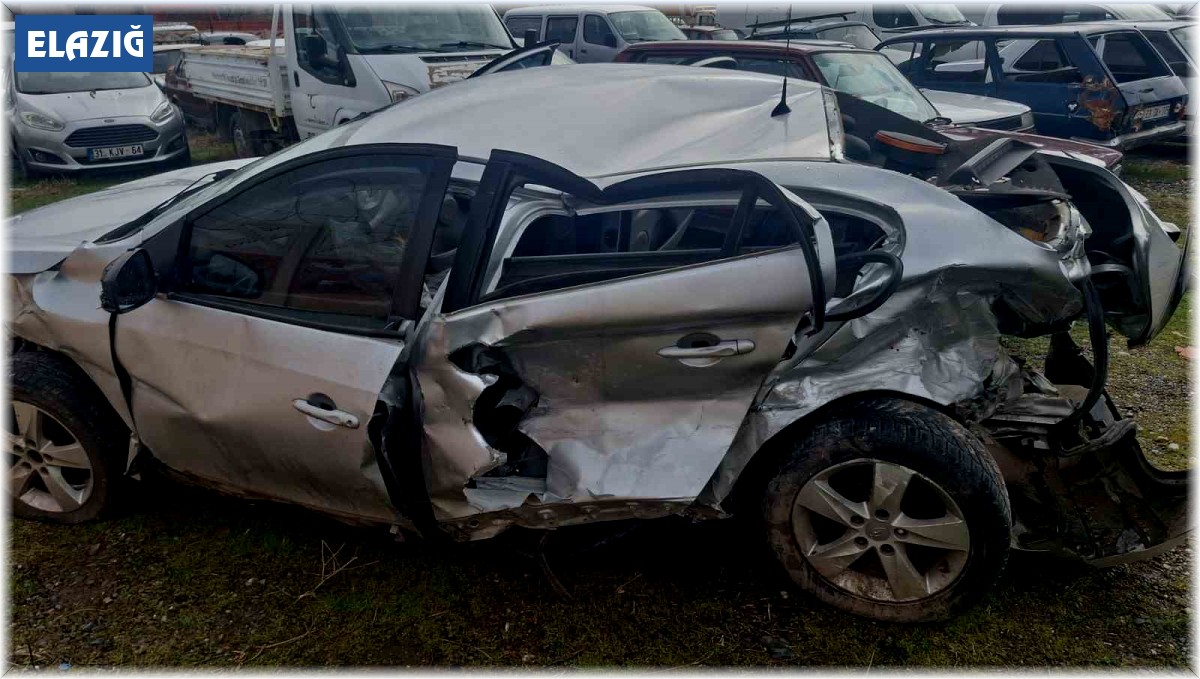 Elazığ'da otomobil bariyerlere çarptı: 1 ölü