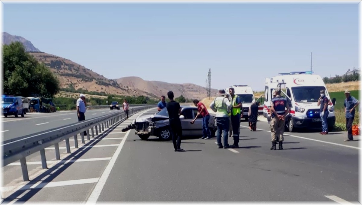 Elazığ'da otomobil bariyerlere çarptı: 3 yaralı