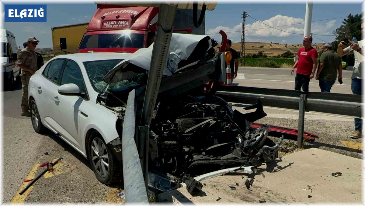 Elazığ'da otomobil bariyerlere saplandı: 4 yaralı