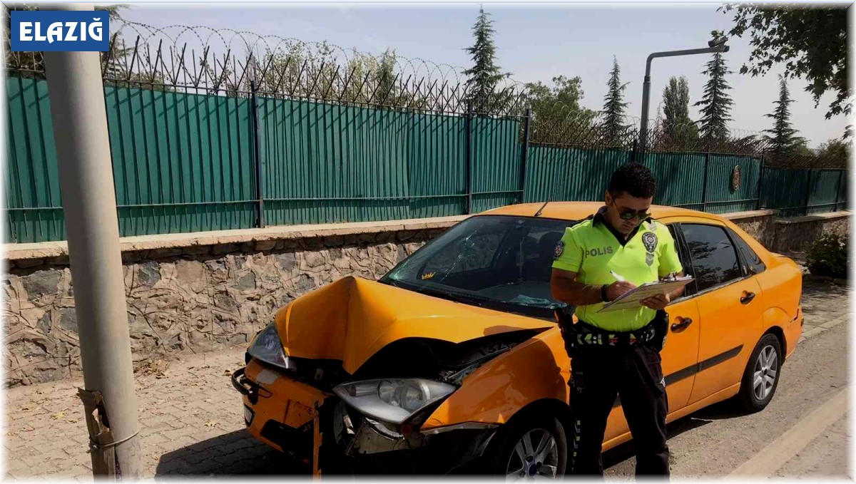 Elazığ'da otomobil direğe çarptı: 1 yaralı