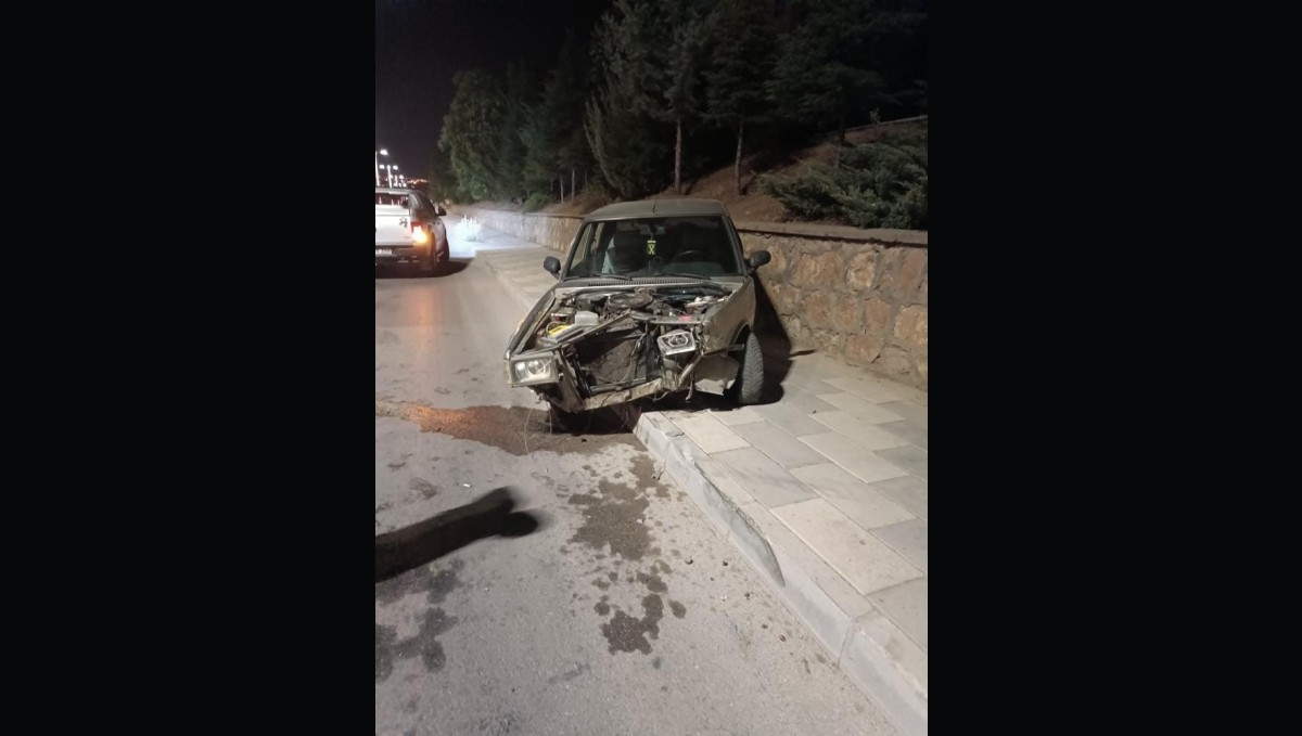 Elazığ'da otomobil duvara çarptı: 1 yaralı