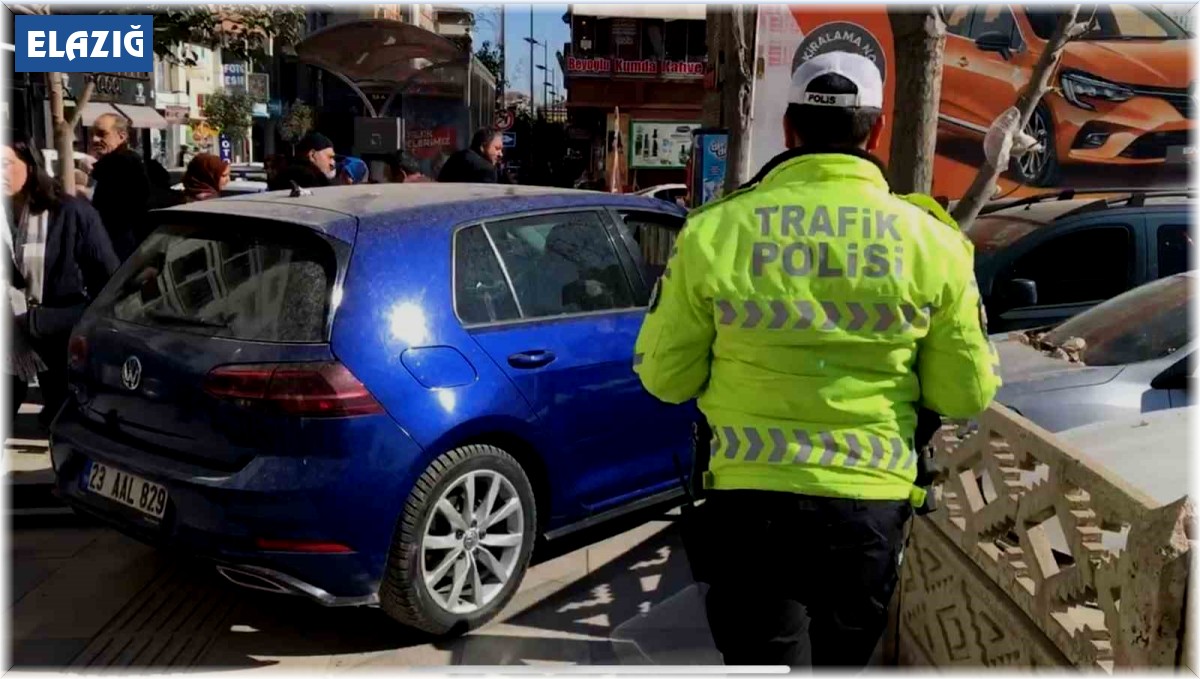 Elazığ'da otomobil duvara çarptı: 2 yaralı