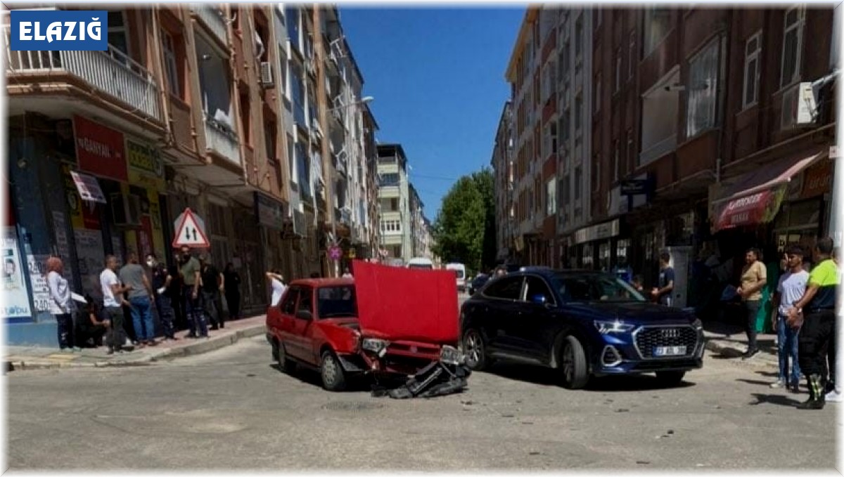 Elazığ'da otomobil ile çarpışan hafif ticari araç yan yattı: 1 yaralı