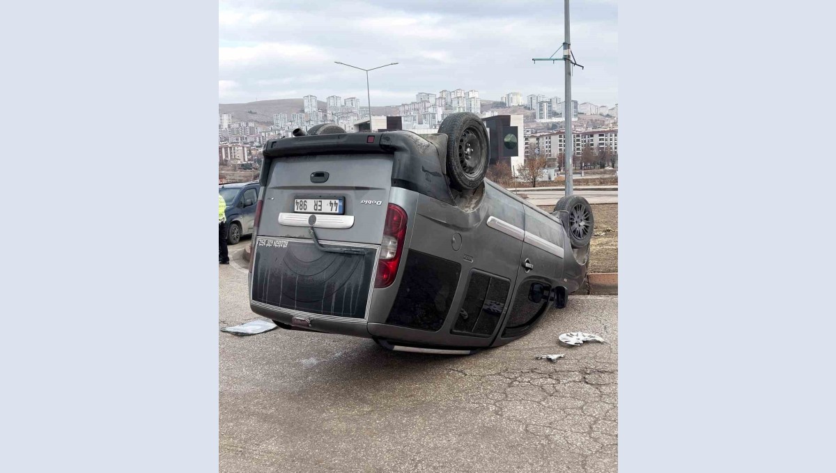 Elazığ'da otomobil ile hafif ticari araç çarpıştı, 1 kişi yaralandı