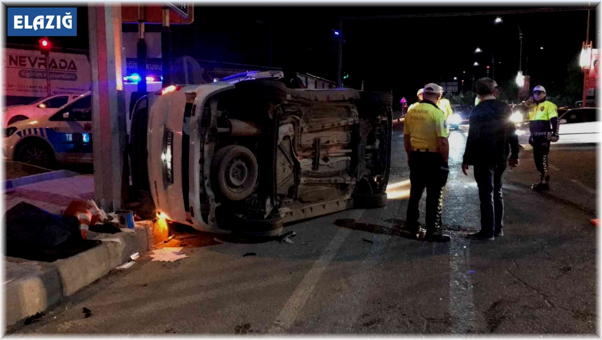 Elazığ'da otomobil ile hafif ticari araç çarpıştı: 3 yaralı