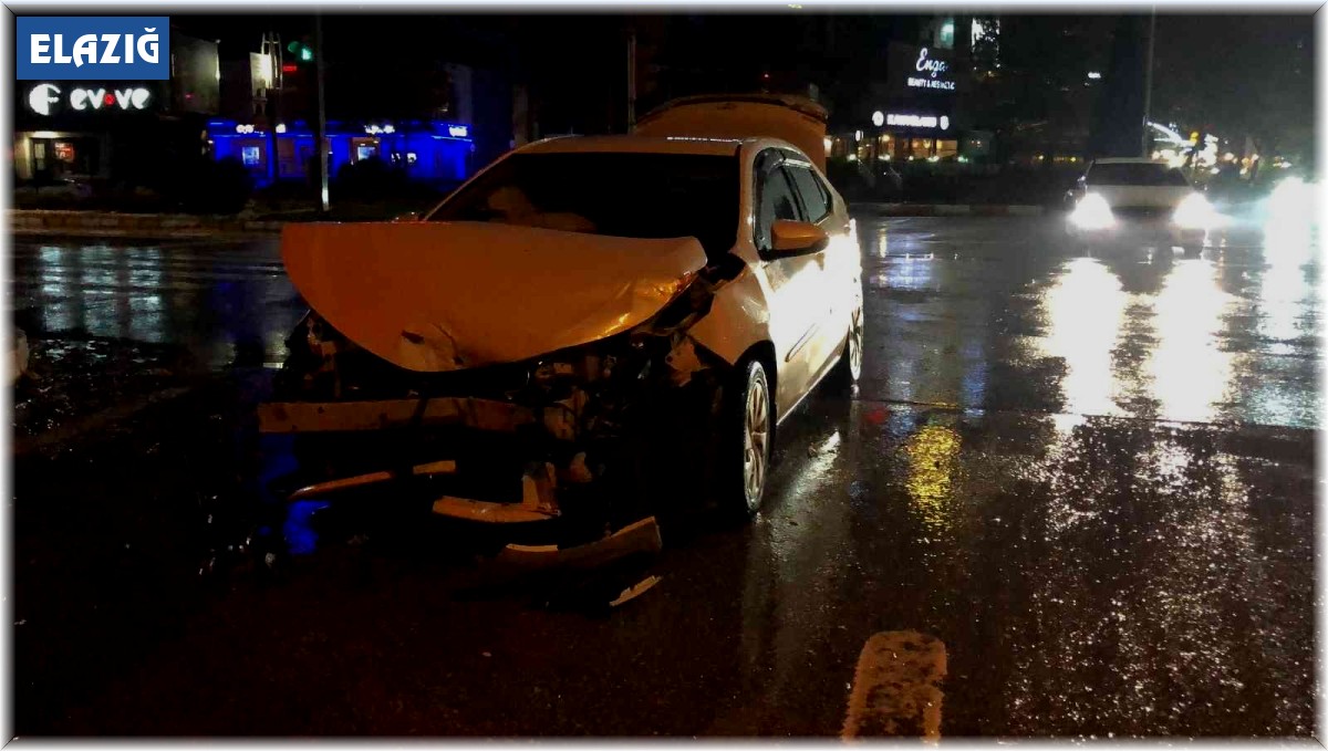 Elazığ'da otomobil ile minibüs çarpıştı: 1 yaralı