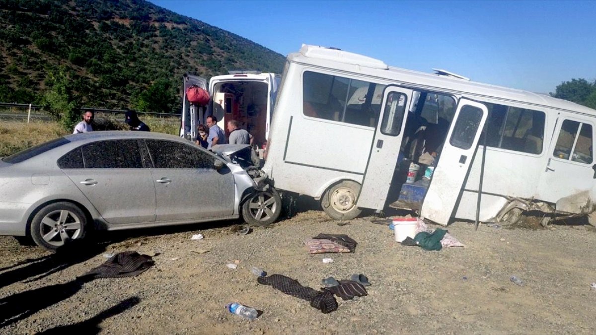 Elazığ'da otomobil ile minibüsün çarpıştığı kazada 11 kişi yaralandı