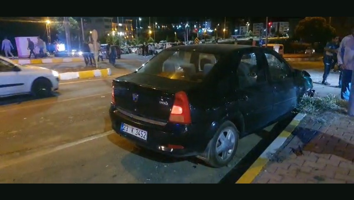 Elazığ'da otomobil ile motosiklet çarpıştı: 2 yaralı