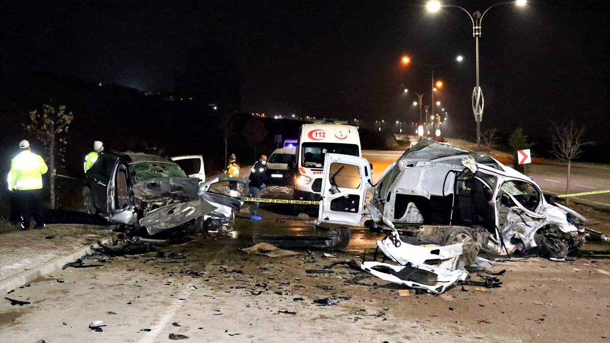 Elazığ'da otomobil ile su damacanaları yüklü hafif ticari araç çarpıştı: 4ölü, 2 yaralı