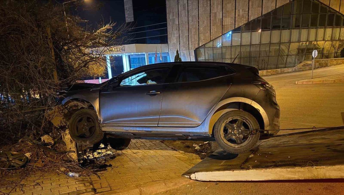 Elazığ'da otomobil istinat duvarına çarptı: 1 yaralı