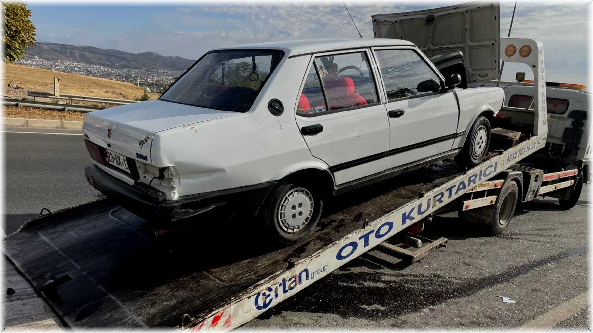 Elazığ'da otomobil kamyona çarptı: 1 yaralı