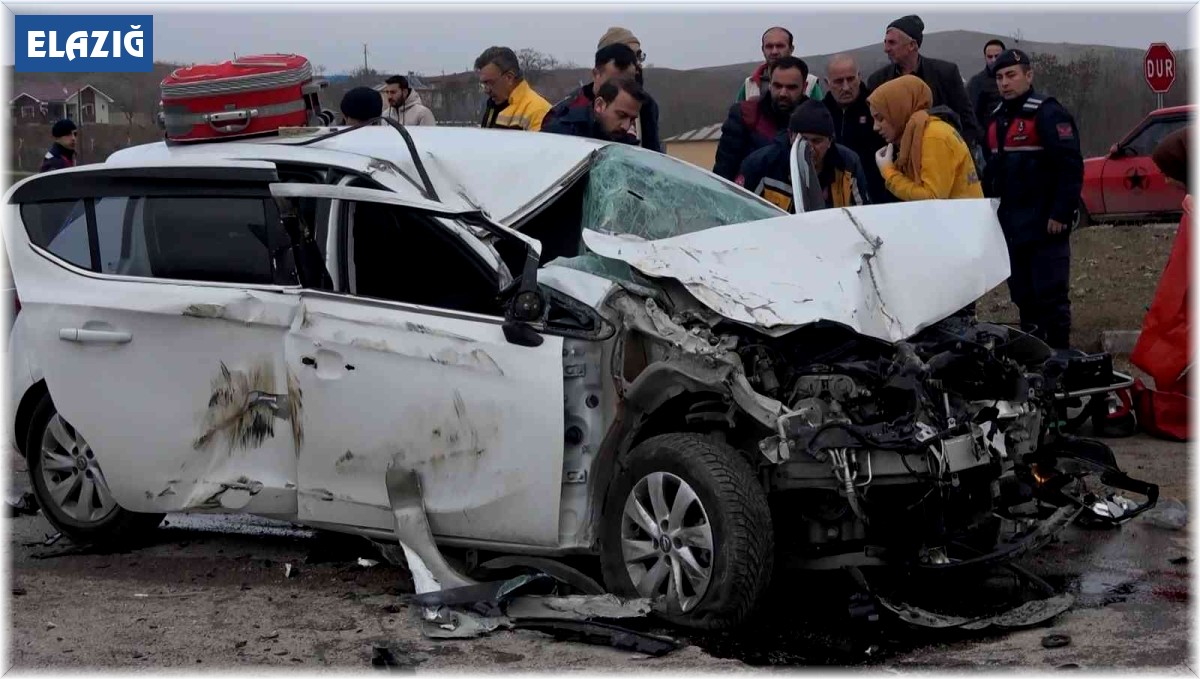 Elazığ'da otomobil kamyona çarptı: 2 yaralı