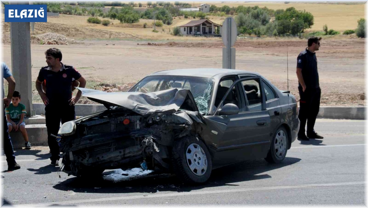 Elazığ'da otomobil kırmızı ışıkta duran araca çarptı: 5 yaralı
