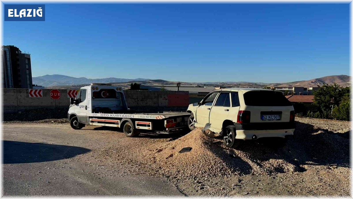 Elazığ'da otomobil kum birikintisine çarptı: 2 yaralı