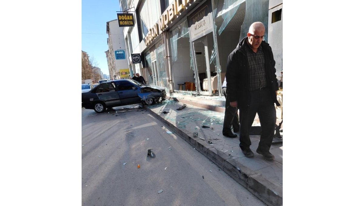 Elazığ'da otomobil, mobilya mağazasına girdi