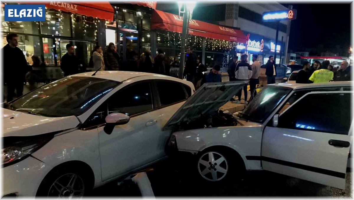 Elazığ'da otomobil, park halindeki araçlara çarptı: 2 yaralı