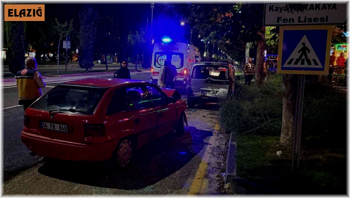 Elazığ'da otomobil park halindeki ticari araca çarptı: 1 yaralı