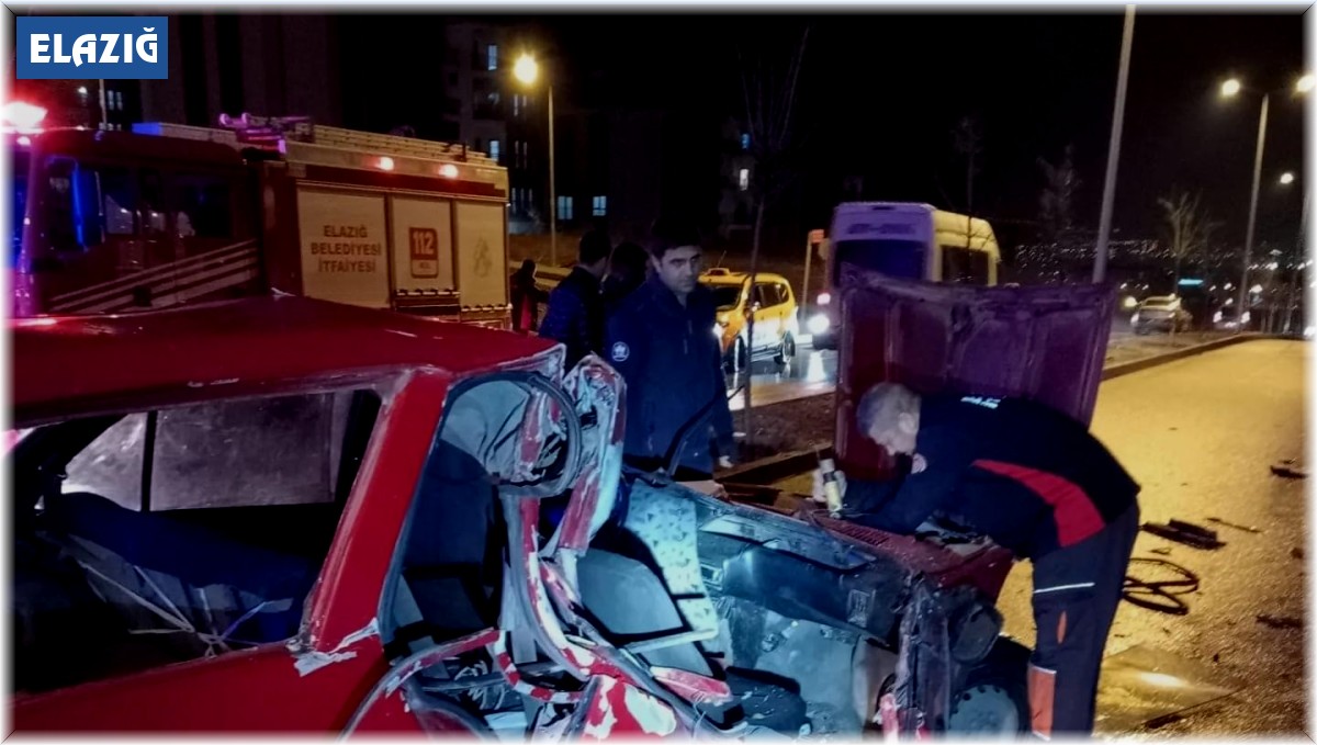 Elazığ'da otomobil park halindeki tırın altına girdi: 1 yaralı