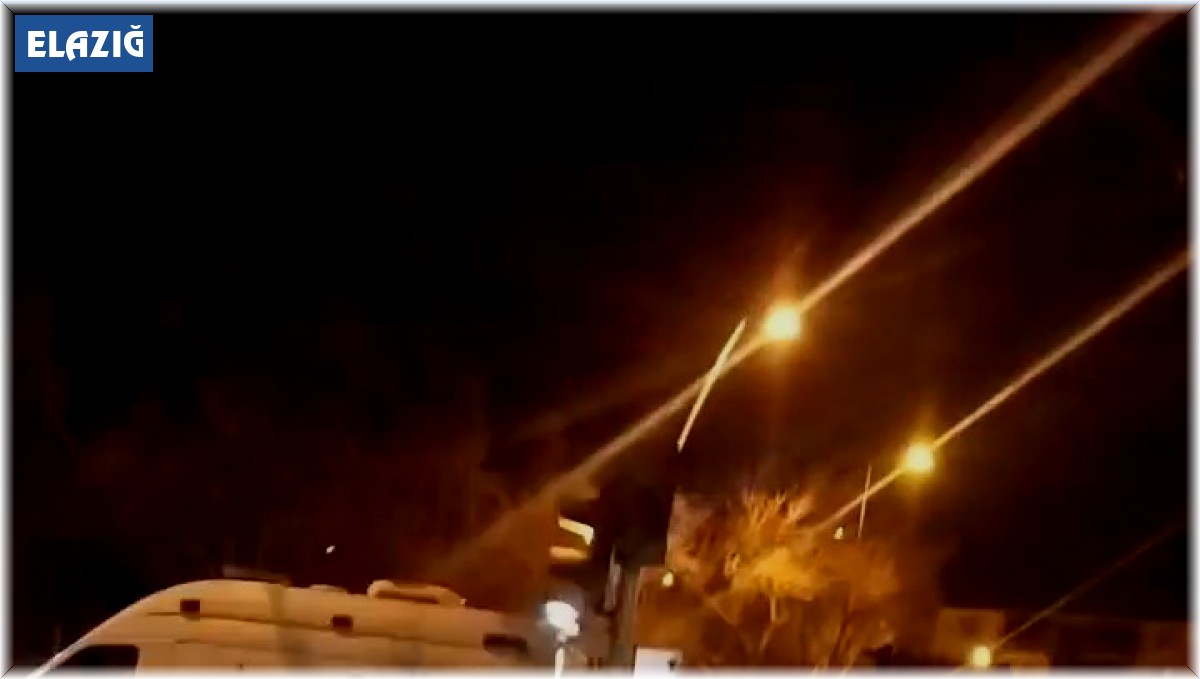 Elazığ'da otomobil refüjde bulunan ağaca çarptı: 1 ağır yaralı