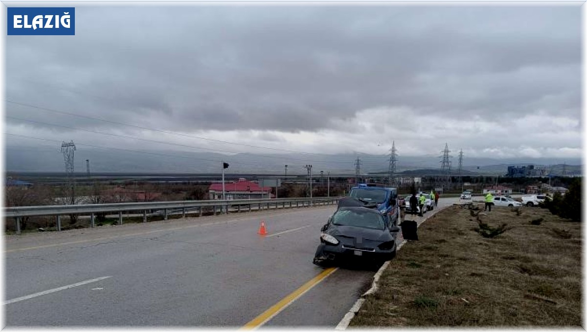 Elazığ'da otomobil refüje çarptı: 2 yaralı