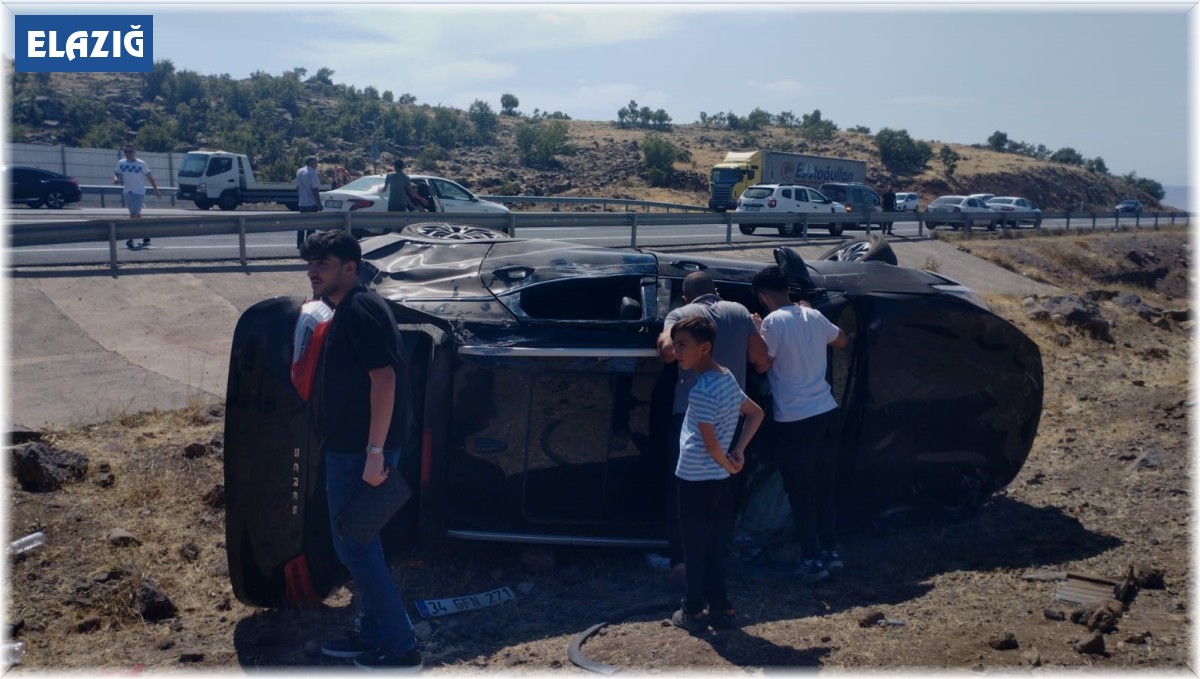 Elazığ'da otomobil şarampole devrildi: 7 yaralı