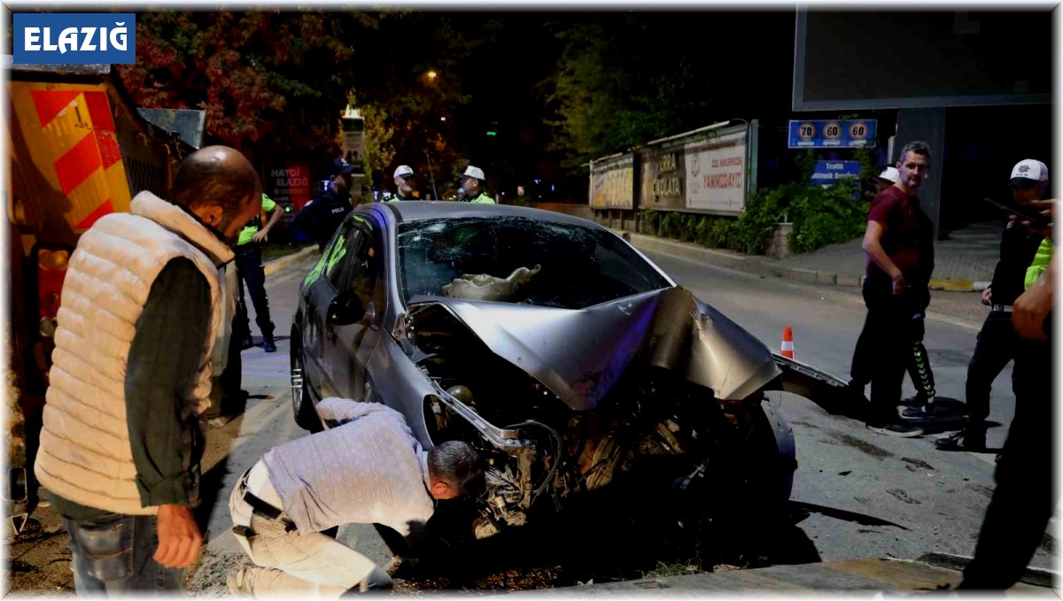 Elazığ'da otomobil sinyalizasyon direğine çarptı: 3 yaralı