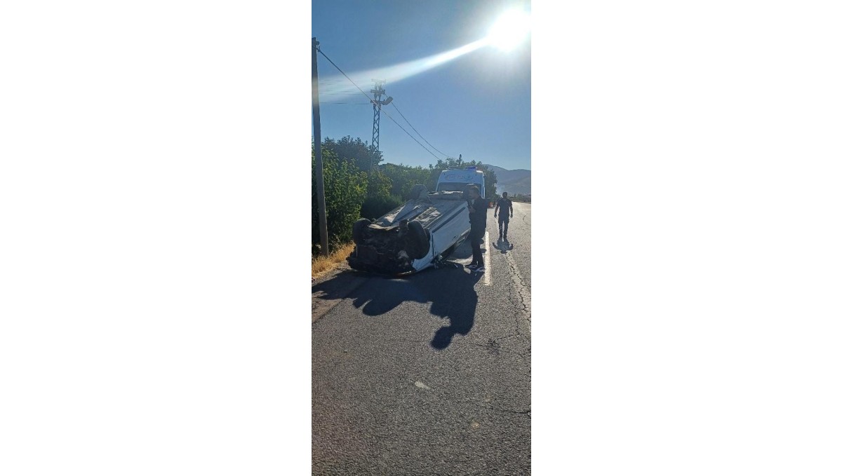 Elazığ'da otomobil takla attı: 3 yaralı