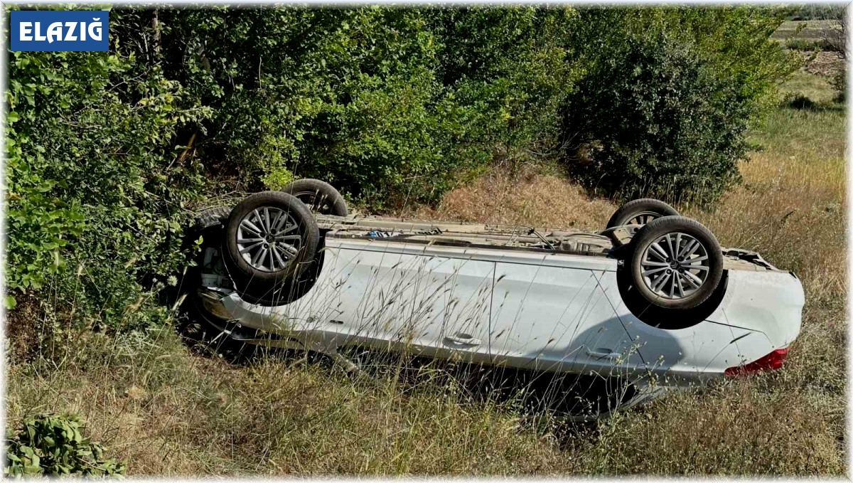 Elazığ'da otomobil tarlaya uçup ters döndü: 4 yaralı