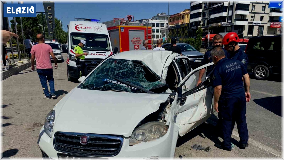 Elazığ'da otomobil tıra çarptı: 3 yaralı