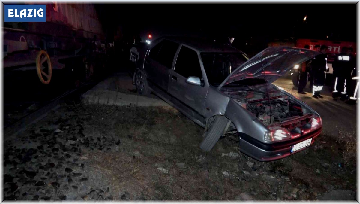 Elazığ'da otomobil trene çarptı