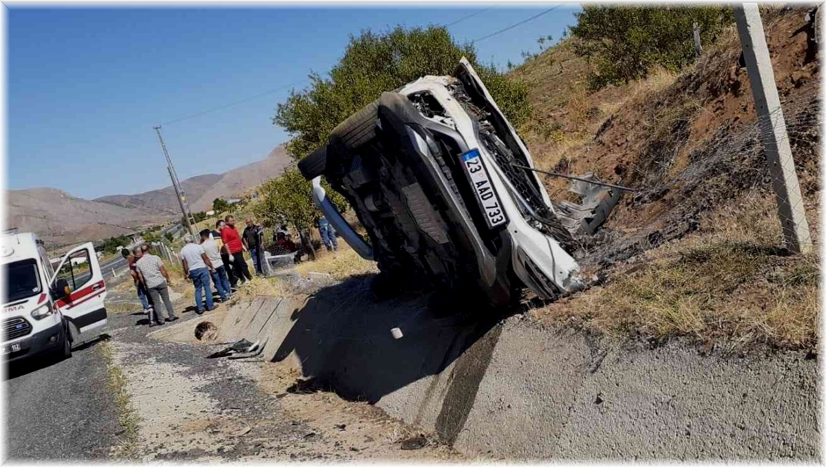 Elazığ'da otomobil yan yattı: 1 yaralı