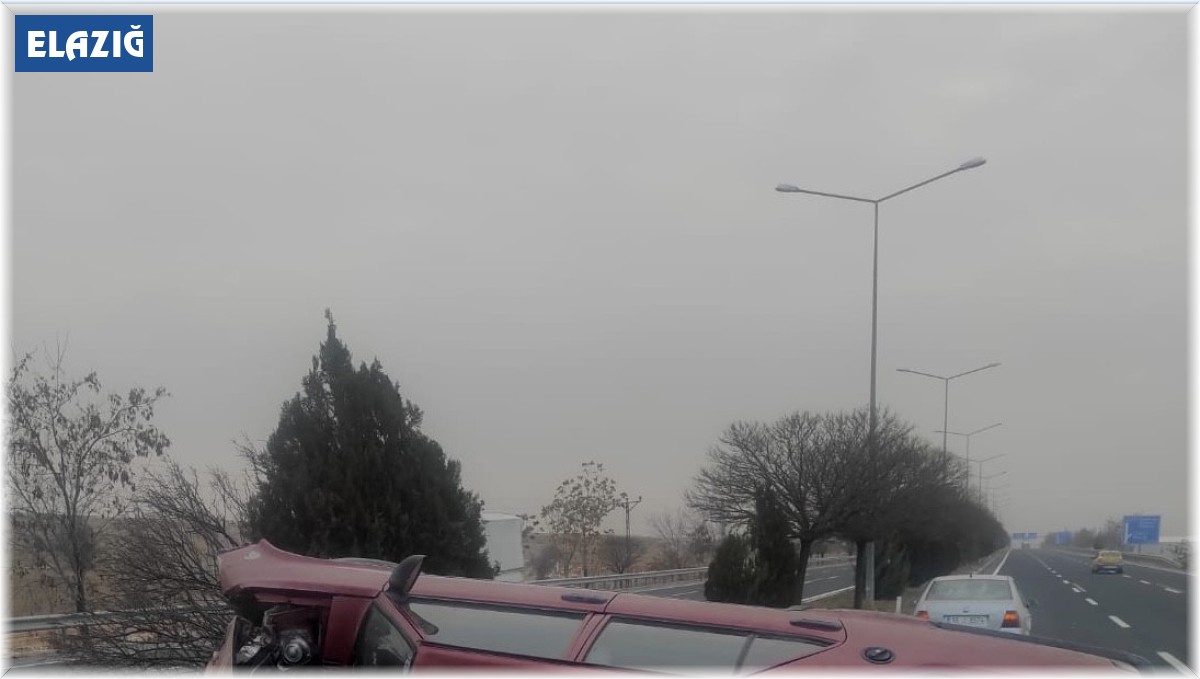 Elazığ'da otomobil yan yattı: 4 yaralı