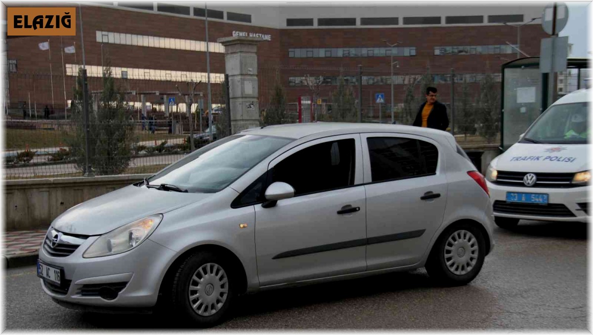 Elazığ'da otomobil yayaya çarptı: 1 yaralı