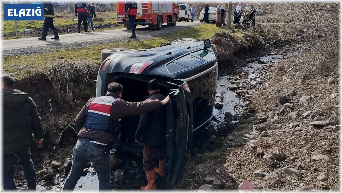 Elazığ'da otomobil yoldan çıkıp takla attı: 1 yaralı