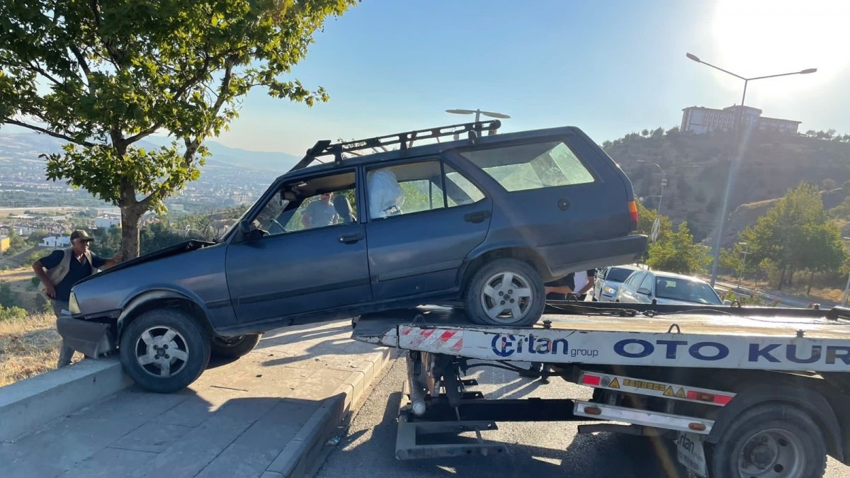 Elazığ'da otomobil yoldan çıktı: 1 yaralı