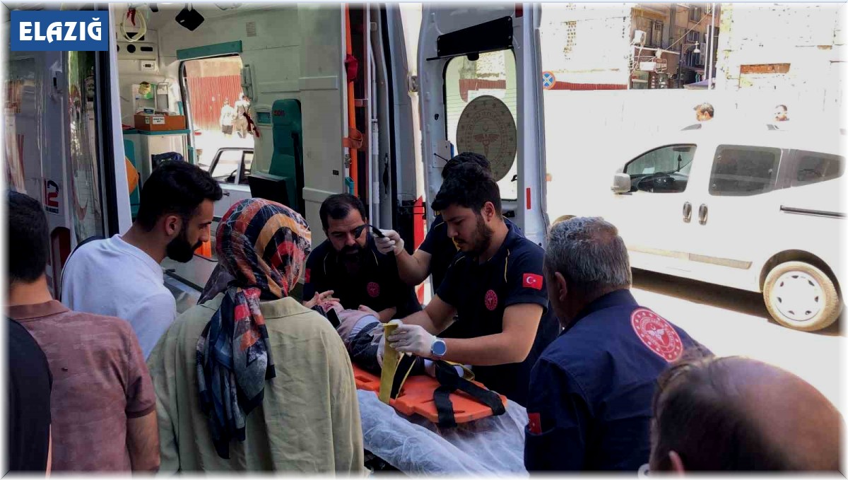 Elazığ'da otomobilin çarptığı çocuk yaralandı