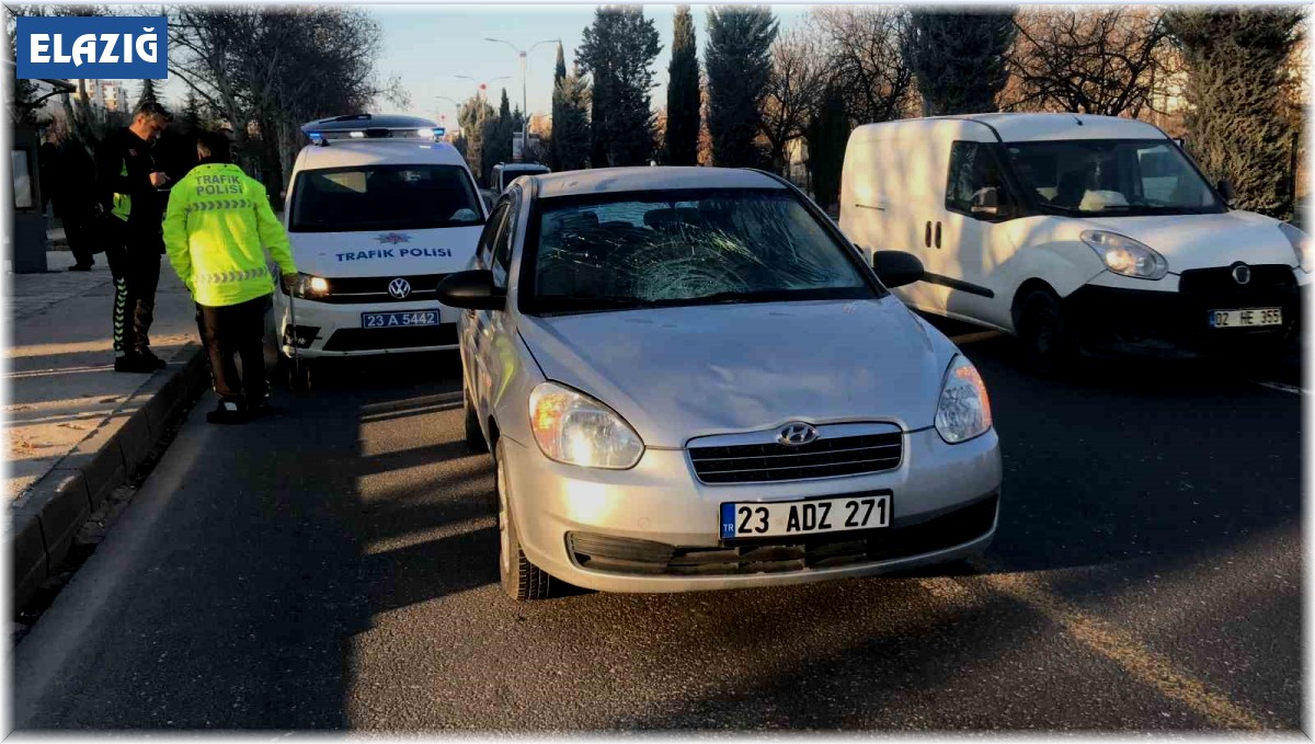 Elazığ'da otomobilin çarptığı kadın yaralandı