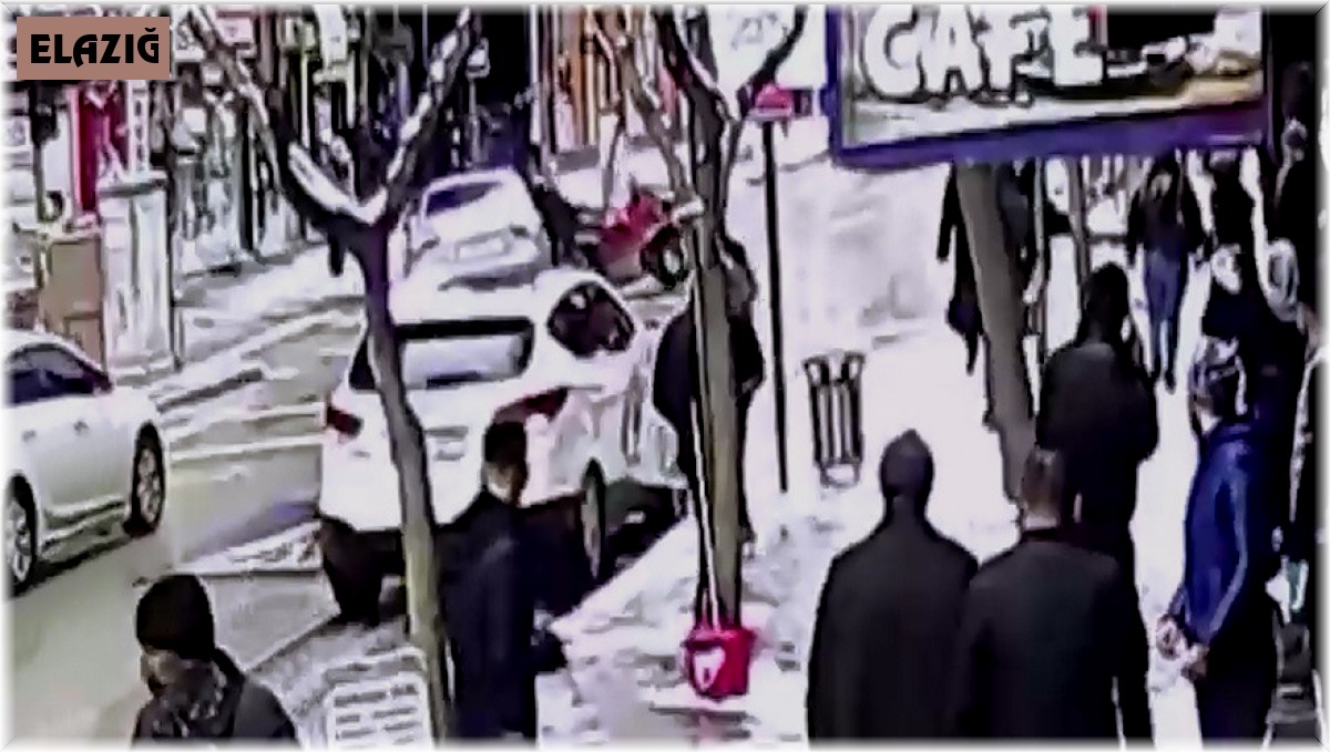 Elazığ'da otomobilin sepetli motosiklete çarpma anı kamerada