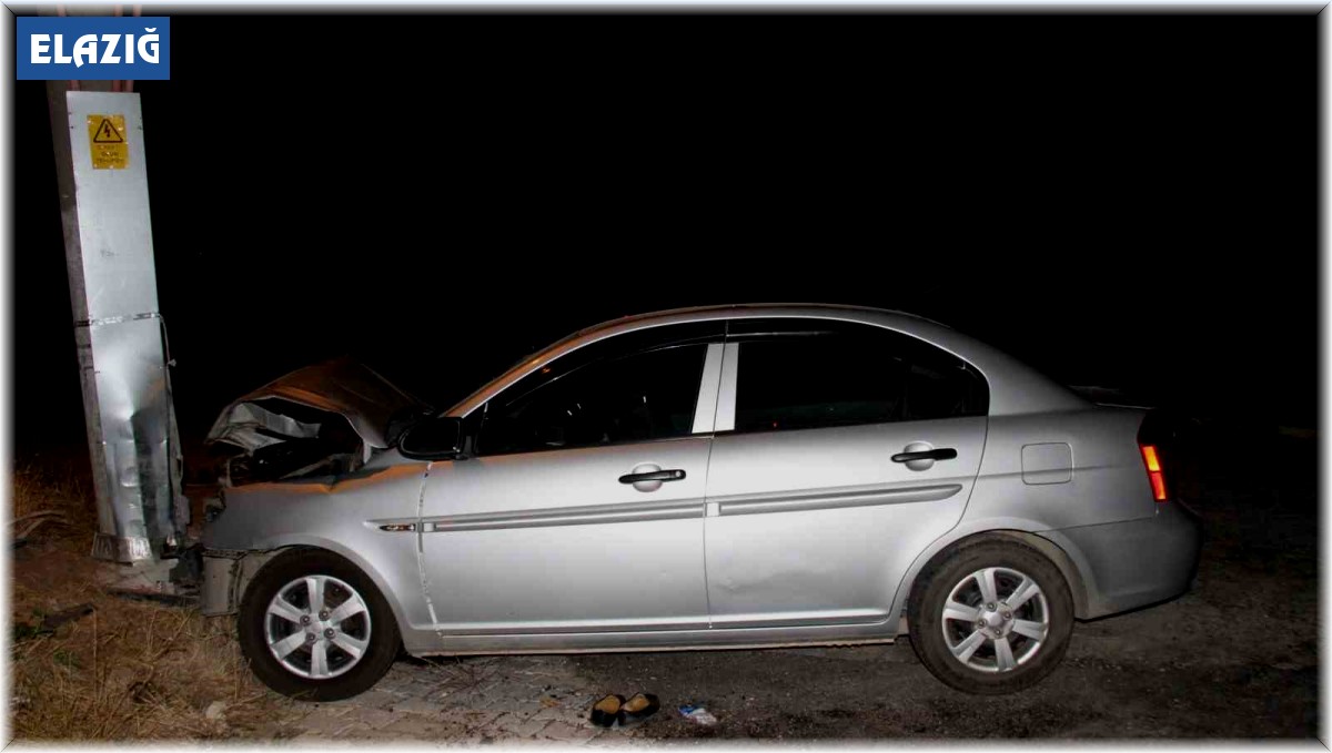 Elazığ'da otomobiliyle direğe çarpan sürücü hayatını kaybetti